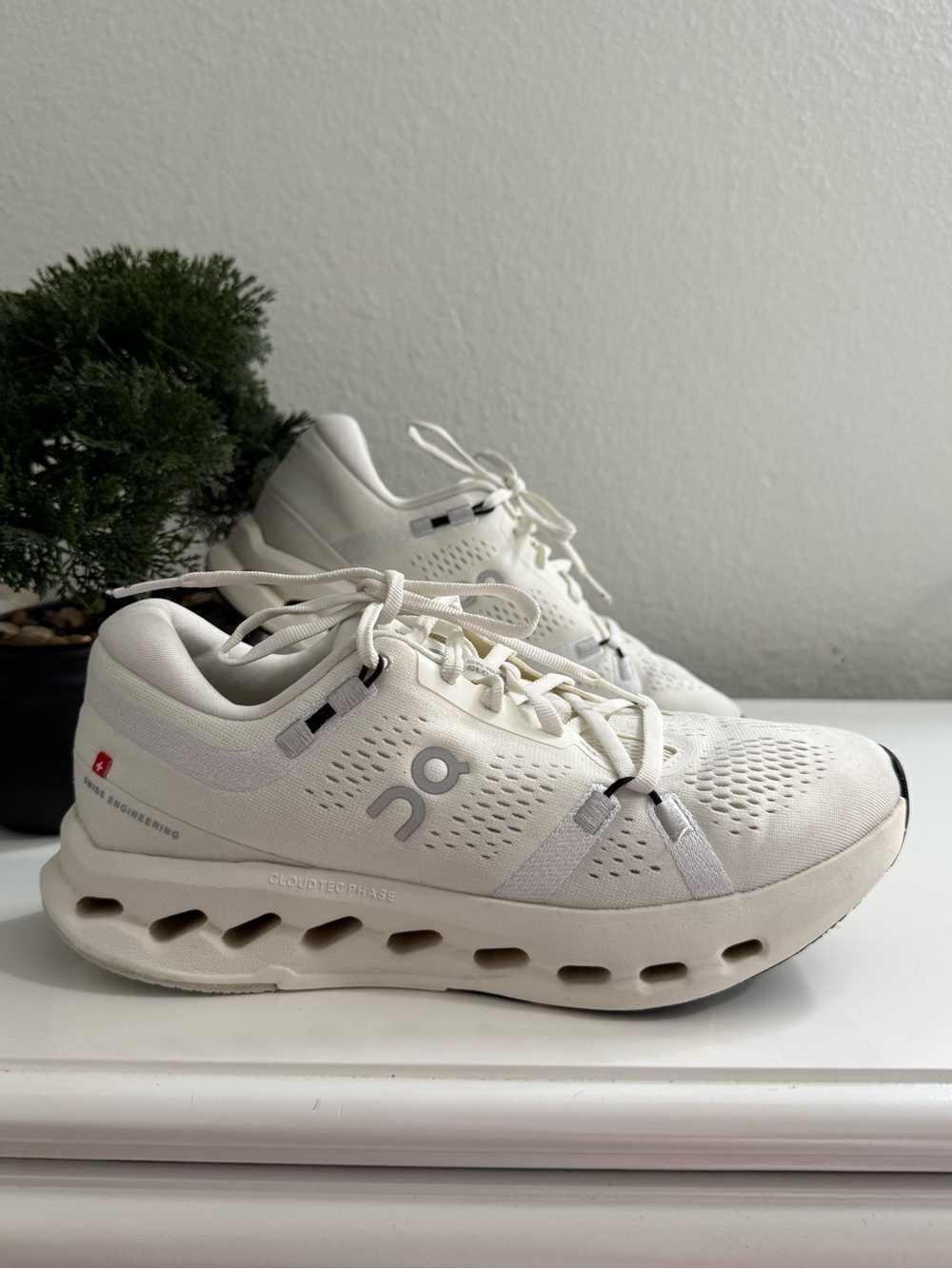 On cloudsurfer 2 Women size 8 Sneakers in Cream and White - Picture 2 of 8